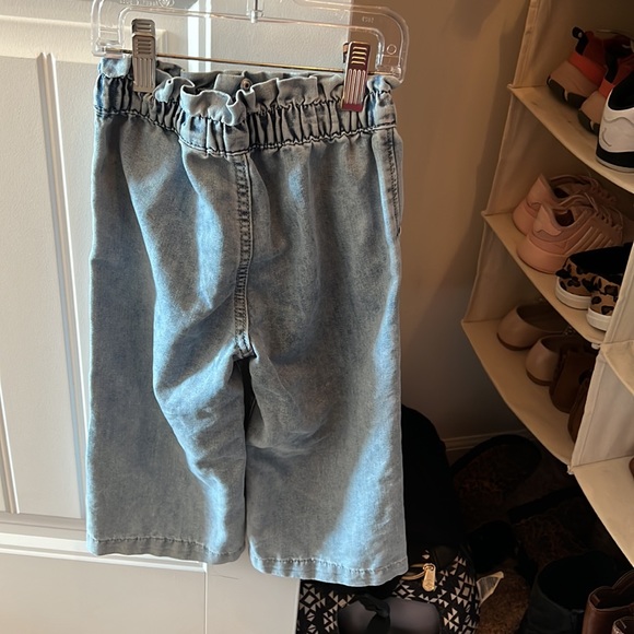 Selling my daughter wide leg jeans. Super cute the waist doesn’t have adjusters - Picture 2 of 4